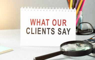 Müşterilerimizin not defterine yazdıkları. Elektronik cihazları ve bilgisayarı olan ofis masası, yukarıdan ahşap masa, blog başlığı veya başlık resmi konsepti. Yıllanmış vintage rengi görünümü.