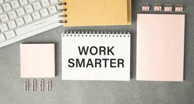 Daha akıllı çalış, İş Konsepti. Defterler, kalem ve renkli kalemler ahşap bir masada..