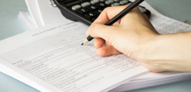 İstatistiksel verileri analiz eden bir finans çalışanının yakın plan resmi