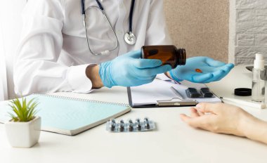 Doktor birkaç hastaya ilaç veriyor. Hap, kadın..