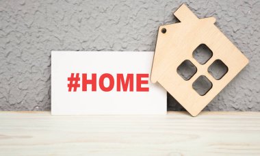 Haritadaki ev metni. bir ev figürlü gri arkaplan