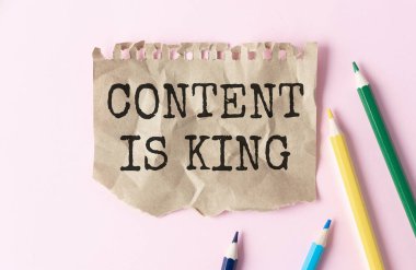 İçerik, King 'in beyaz yüzük klasörü üzerinde çalışmasıdır. Elinde tahta bir kalem, Dijital İş Konsepti vardır.