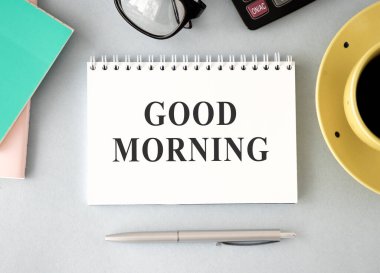 Günaydın kompozisyon. Not defteri eski ahşap masa ve ofis ekipmanları üzerinde boş. Konsept planlama işi