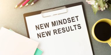 Yeni Zihinsel Sonuçlar ile Not. Ahşap arka planda, günaydın kalemle.