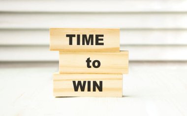 Tahta arkaplanda küp metni kazanma zamanı