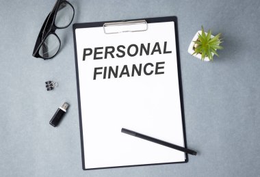 Kağıt, zar, gözlük, kalem, dizüstü bilgisayar hesap makinesi, işletme, bankacılık, finans ve yatırım konsepti üzerine kişisel finans metni içeren renkli pasta grafiği üzerinde büyüteç