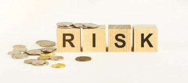 Risk değerlendirmesi, iş sonucunu kabul etme kararı belirsizlik, öngörülemez durum konsepti, RISK kelimesinin alfabeyle oluşturulduğu küp tahta blok.