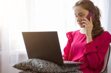 Hesap makinesi kullanan, işyerinde finans hesapları yapan, masa başında kadın eli ve kağıt tutan, ekonomist ya da finansör raporu yazan, kağıt işleri yapan, ödev yapan öğrenci