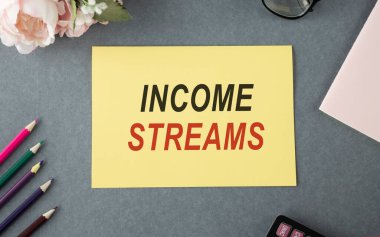 Gelir akışları - dosya dolabı etiketi, grunge karşı bronz tutucu ve çizik ahşap