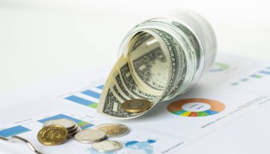 Bozuk paralar, hesap makinesi ve kavanozdaki Amerikan dolarları. Tasarruf kavramı, mali. Gelecek için para ve gelir tasarrufu yatırım fikirleri ve mali yönetim. Kapat..