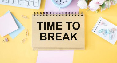 Defter sayfasına yazılan metni kırma zamanı, sağdaki kalem. Motivasyonel Kavram resmi