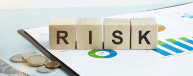 Riskli kelimeyle ahşap küpleri elle tutun. Risk yönetimi kavramı.