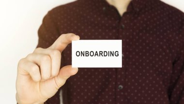 İş adamı elinde bir kart tutuyor ve ona mesaj atıyor..