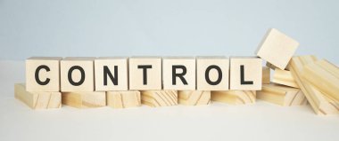 Sarı arkaplanda tahta küpleri kontrol et.