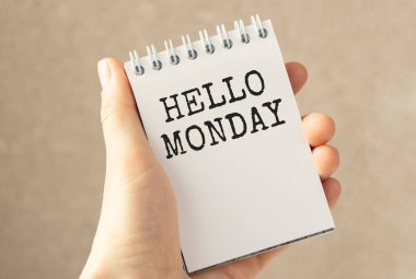 Mesajlı beyaz kağıt. Merhaba Pazartesi. Yeni bir haftaya başlamak için sembol.