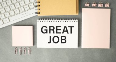 Masanın üzerinde bir parça kağıt ve metin var.