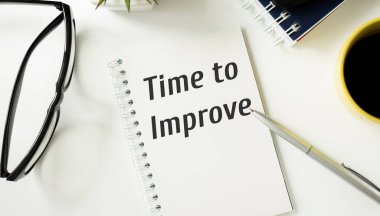 El yazısı yazısını geliştirme zamanı. Kavram, birine kendini geliştirmesini söylemek demek. Sert kurslar, yazı ekipmanları ve renkli düz tabloların üzerine yerleştirilmiş bilgisayar şeyleri..