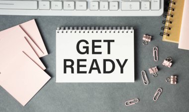 Üzerinde ofis aletleri olan 