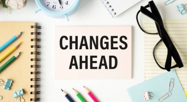 Önünde metin değişiklikleri olan not defteri. Diyagram ve beyaz arkaplan