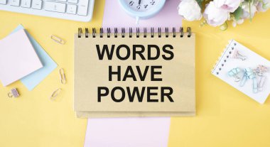 Kelimelerin masadaki defterde Güç metni vardır.