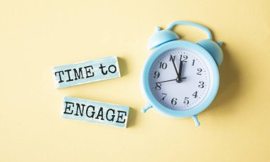 Alarm saatinin yanındaki karatahtaya bağlanma zamanı