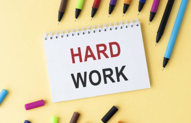 Kelime yazmak sert bir iştir. Beyaz etiketler üzerinde çalışır. İş kavramı. .