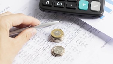 Ofis Masasında Hesap Makinesi, Gözlük ve Bozukluklar