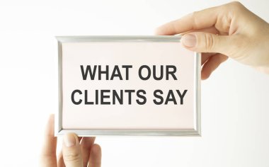 Müşterimizin ne söylediğini gösteren kavramsal el yazısı. İş fotoğrafı metni Müşterileri Geri bildirim ya da ürün servisi hakkındaki görüşleri Beyaz arkaplan işaretleyicisi güzel düşünceler mesaj fikri anıları.