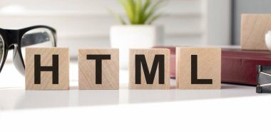 Tahta küpler, kod konsepti, beyaz arkaplan üzerine HTML sözcüğü