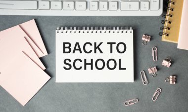 Okula dönüş için okul ekipmanı ve maskeli ışık kutusu mesajı