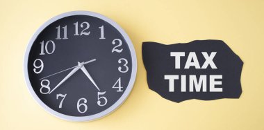 Bir parça koyu kağıda yazı. Vergi dairesi. Metne yakın dur. İş konsepti