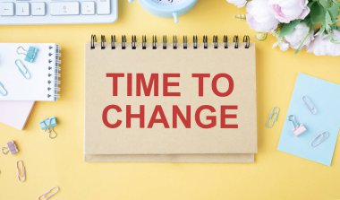 Belgeler, klasörler arasında, üzerinde yazı olan bir defter - Değiştirme zamanı