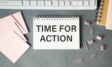 İş kadını elinde metin zamanı olan bir defter tutuyor