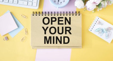 Grafik arkaplanında Zihin Metnini Aç yazan boş not defteri