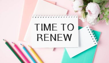 Işık arkaplanı, gözlük ve ofis araçlarının yanında yenilenecek metin zamanını not et