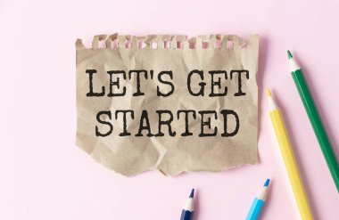 Beyaz yüzük klasörü defterine, ahşap masa üzerindeki kalemle başlayalım. İş konsepti..