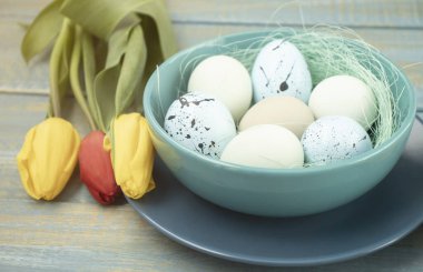 Sepette, tabakta, çatal bıçakta ve çiçeklerde paskalya yumurtası