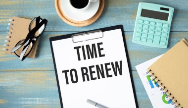 Not: Ahşap bir arkaplan üzerinde yenilenme zamanı, gözlük ve kırtasiyenin yanında.