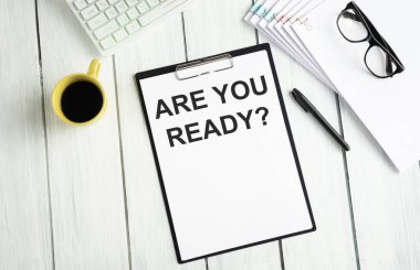 Hazır mısın? Tahta masadaki kağıt üzerinde metin..