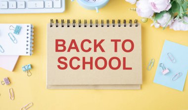 Okula dönüş için okul ekipmanı ve maskeli ışık kutusu mesajı