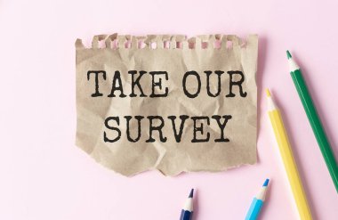 Not defterine pembe arka planda kalemle yazılmış İncelememizi ele alalım. İş konsepti.