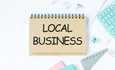 Akıllı telefonlu, klavyeli, gözlüklü, klavyeli yerel işletme kavramı