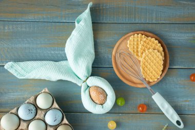 Paskalya Tavşanı peçeteli güzel Paskalya sofrası.