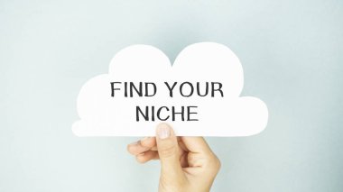 NICHe metnini elinde bir bulut şeklinde kağıt üzerinde bul.