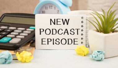 Masada podcast kayıt ekipmanlarının üst görüntüsü. Not defterine yeni bir podcast bölümü yazıldı..