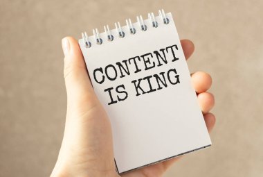 İçerik, King 'in beyaz yüzük klasörü üzerinde çalışmasıdır. Elinde tahta bir kalem, Dijital İş Konsepti vardır.