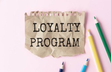 Beyaz arka planı ve kurşun kalemleri olan sadakat programı kartı.