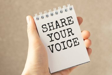 Elle göster Ses metnini beyaz arkaplanda izole edilmiş küçük beyaz tahta üzerine yaz