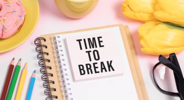 Kağıt sayfaya, sağda kırmızı kaleme yazılmış bir Break Metin zamanı. Motivasyonel Kavram resmi