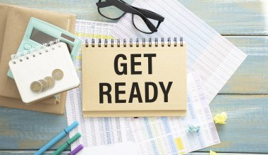 Ofis araçlarıyla beyaz bir sayfaya yazmaya hazırlan